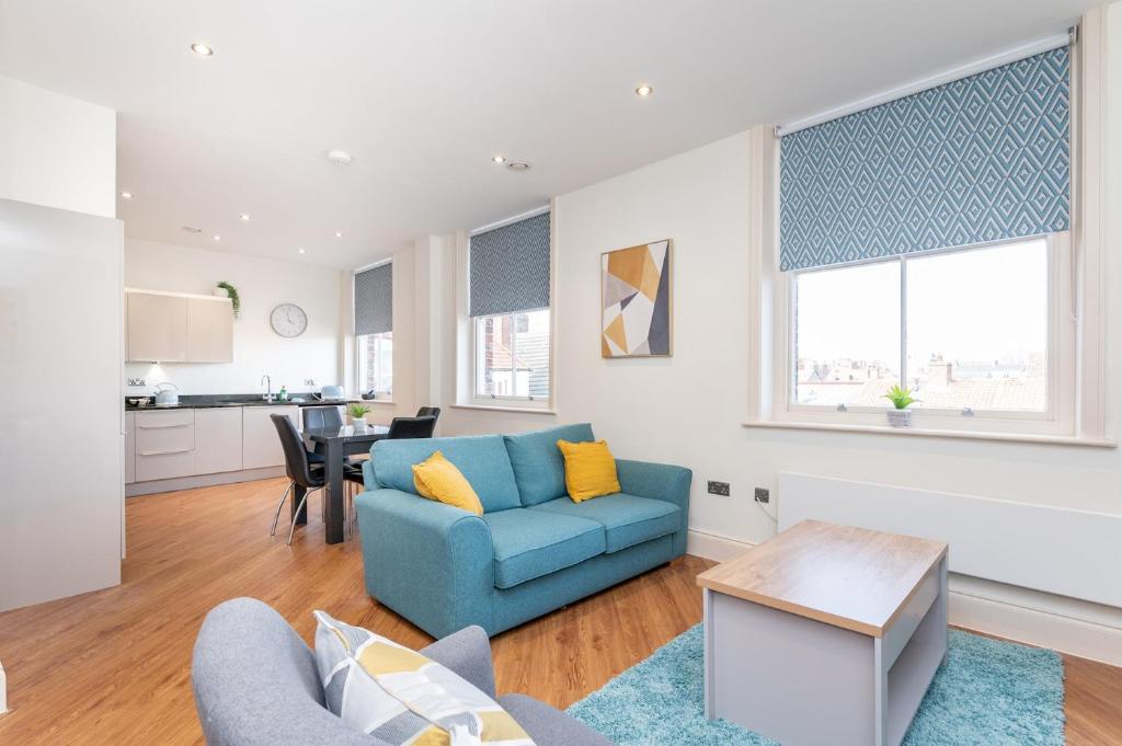 Pass the Keys Hunter House - Spacious & Modern Duplex with Private Parking