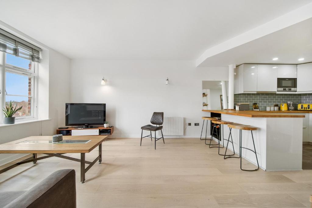 Pass the Keys Top floor apartment In Central York Free Parking