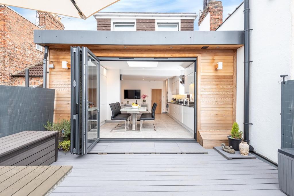 Pass the Keys Modern and minimalist duplex apartment sleeps 6