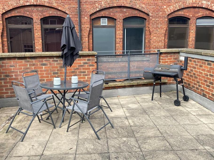 Central Leeds townhouse with private roof garden Sleeps 4