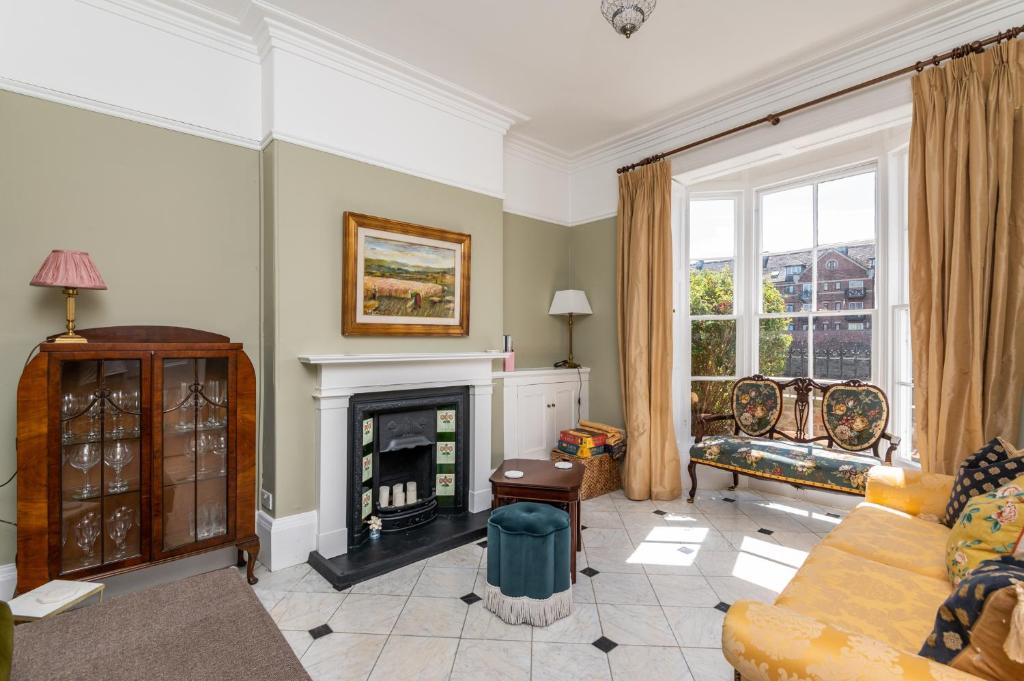 Pass the Keys Opulent 4 bed house in YO1 with riverside views