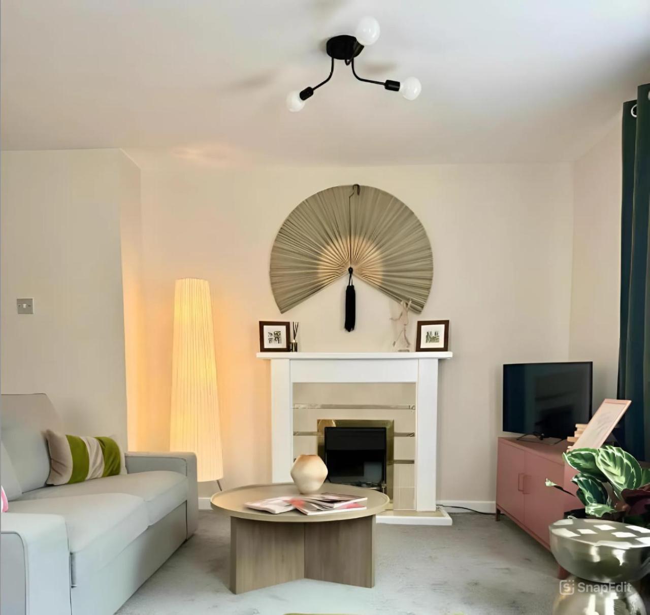 Central (yet tranquil) modern apartment with free Parking. Located in York's historical building